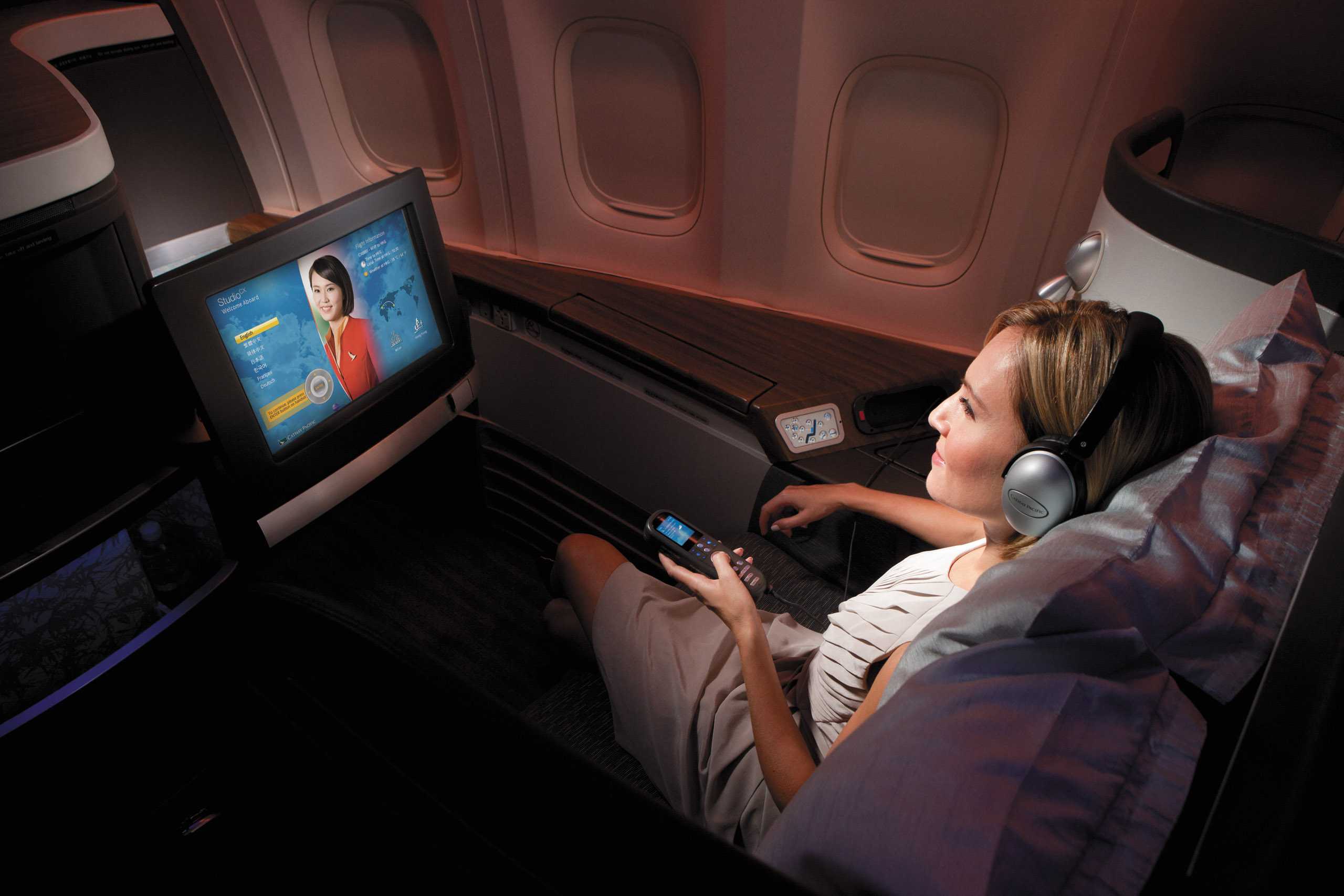 Существует ли телевизор. Телевизор в самолете. Экран в самолете. Телевизор сам. Монитор в кресле самолета.