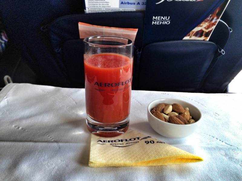 Сок в самолет можно. Томатный сок в самолете. Аэрофлот томатный сок. Напитки в самолете. Вкус томатного сока в самолете.