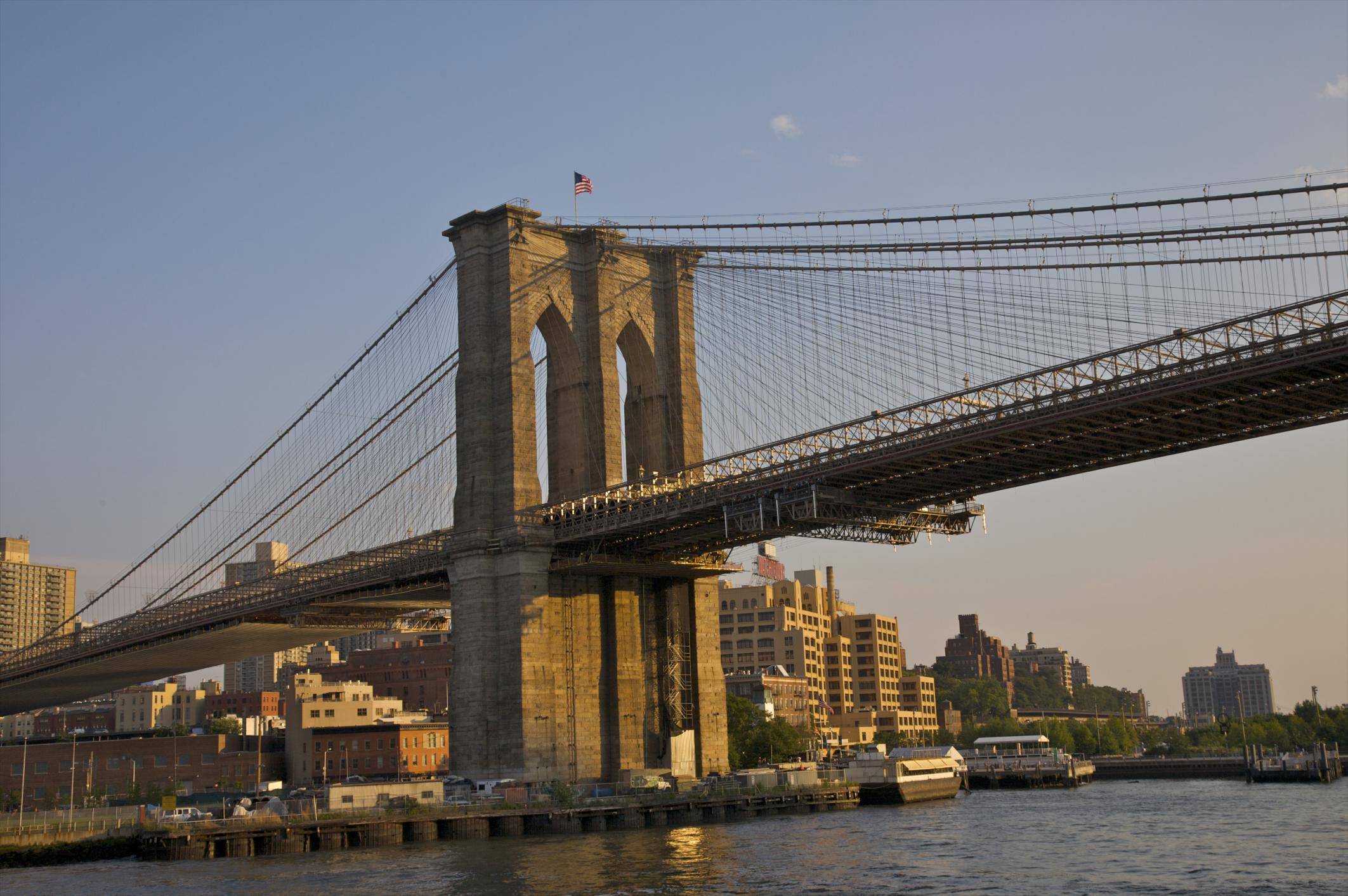 Мост снизу. Бруклинский мост 2023. Висячий Бруклинский мост. Бруклинский мост Нью-Йорк кратко. Бруклинский мост вид снизу.
