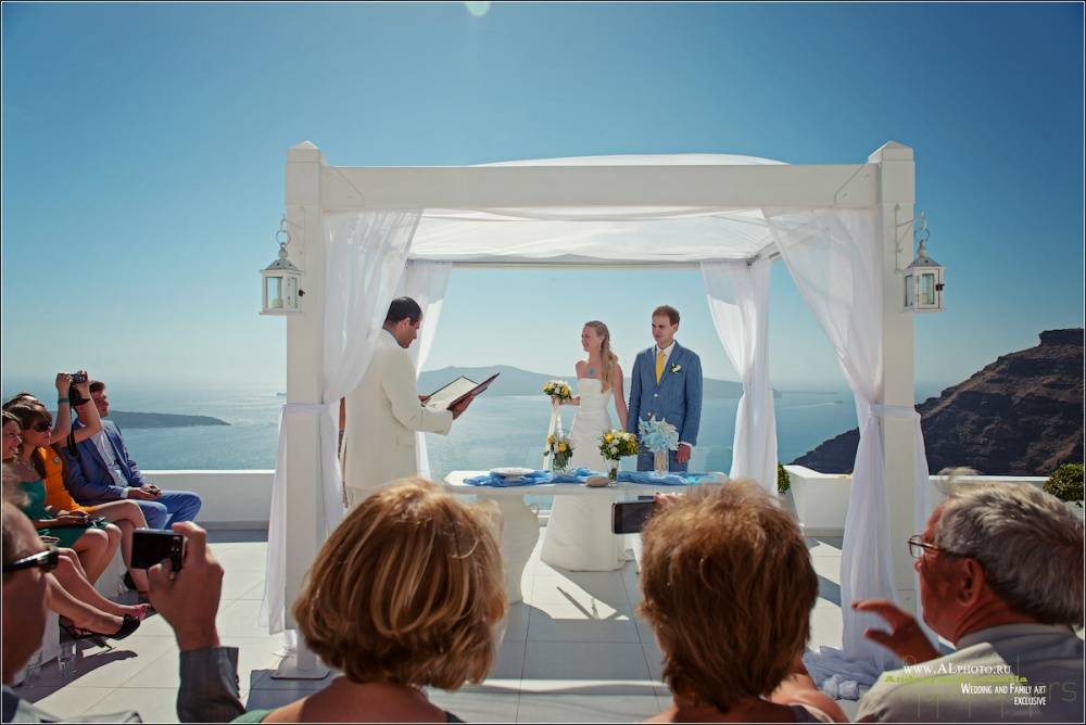 По приезду туристов. Свадебная фотосессия на Санторини. На Санторини начали готовить пляжи к приезду туристов.