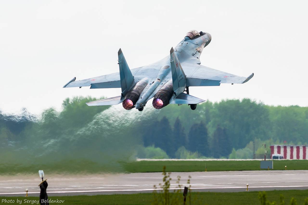 Самолет вертикального полета. Су 30 и миг 29. Су-35 Дземги. Истребитель Су-35. Су-35 шасси.