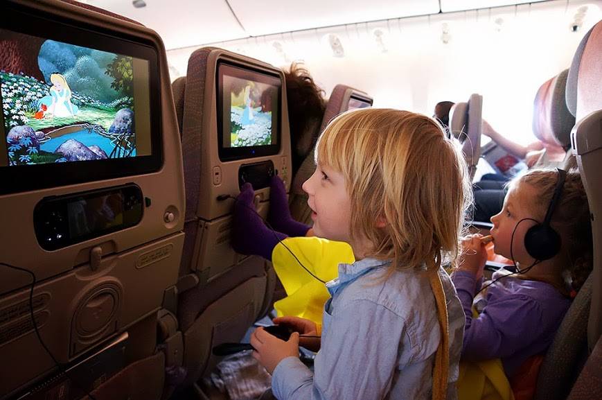 Ребенок без сопровождения в самолете. Развлечения в самолете. Самолет для детей. Ребенок пассажир. Развлечения в самолете для детей.