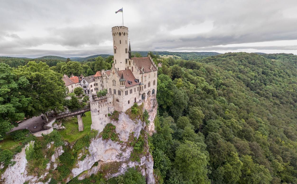 Замок лихтенштейн. Лихтенштайн (замок в Германии). Лихтенштайн замок планировка. Лихтенштайн (замок в Австрии).
