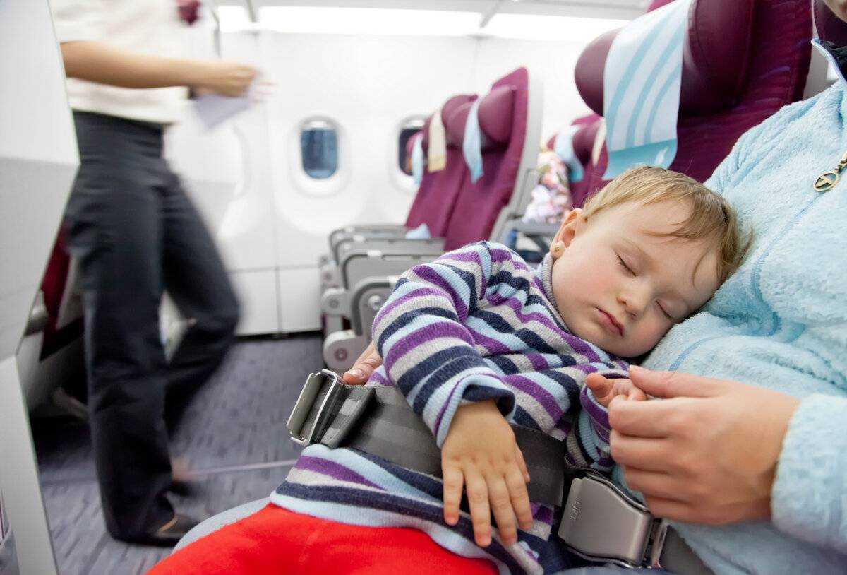 Дети в самолете до скольки лет. Самолет для детей. Младенец в самолете. Путешествие на самолете для детей. Перелет с ребенком.