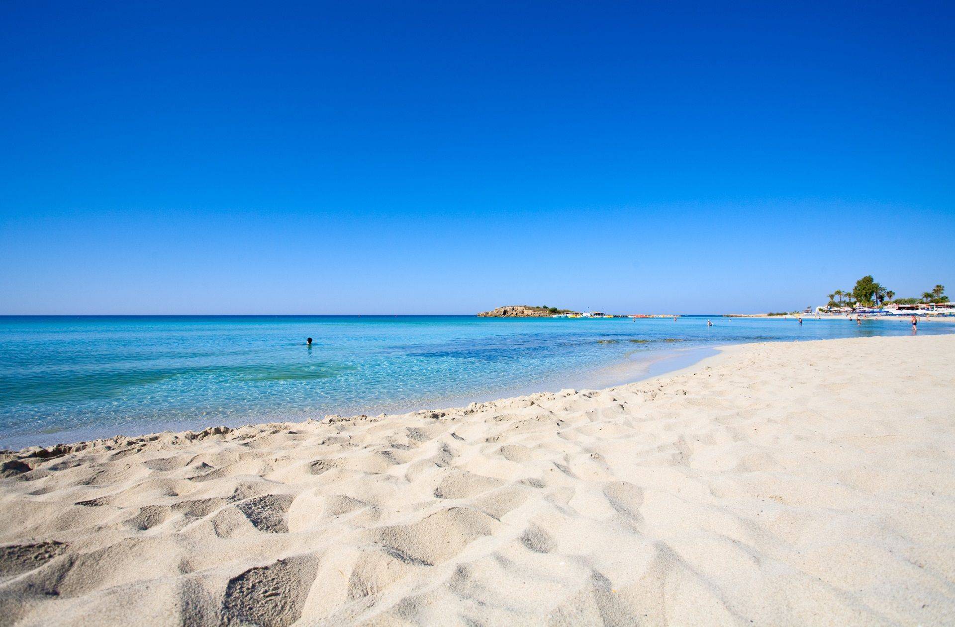 Красивыми песчаными пляжами. Пляж Нисси Бич Кипр. Пляж Нисси Айя-Напа. Нисси Бич Айя-Напа Кипр пляж. Кипр Нисси пляж айанапа.