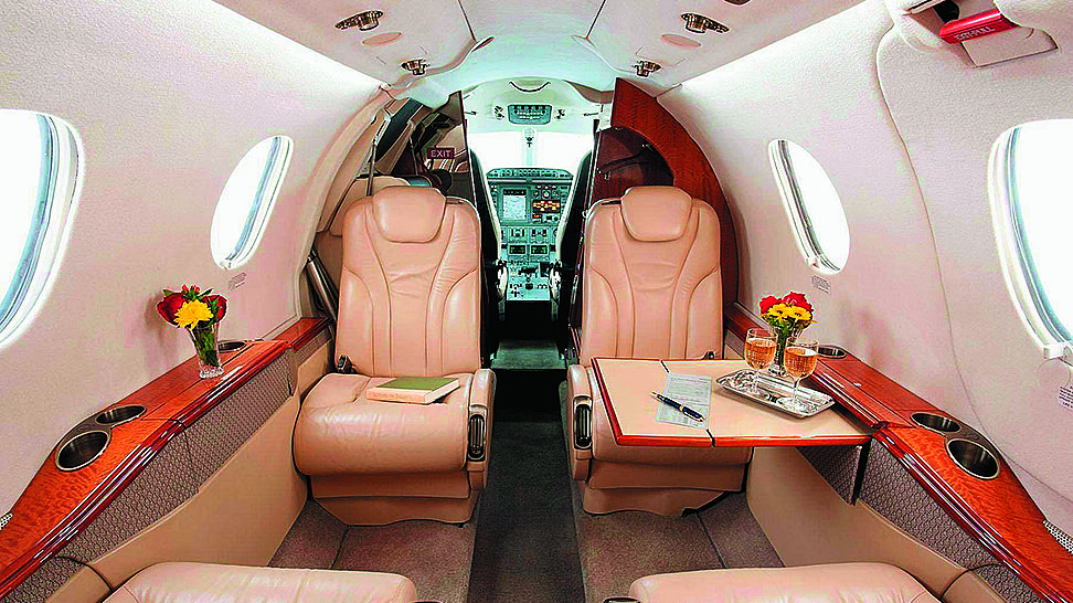 Самолет сена. Gulfstream g280. Gulfstream v салон самолета. Самолёт Beechcraft d17s салон. Beechcraft e18s Salon.