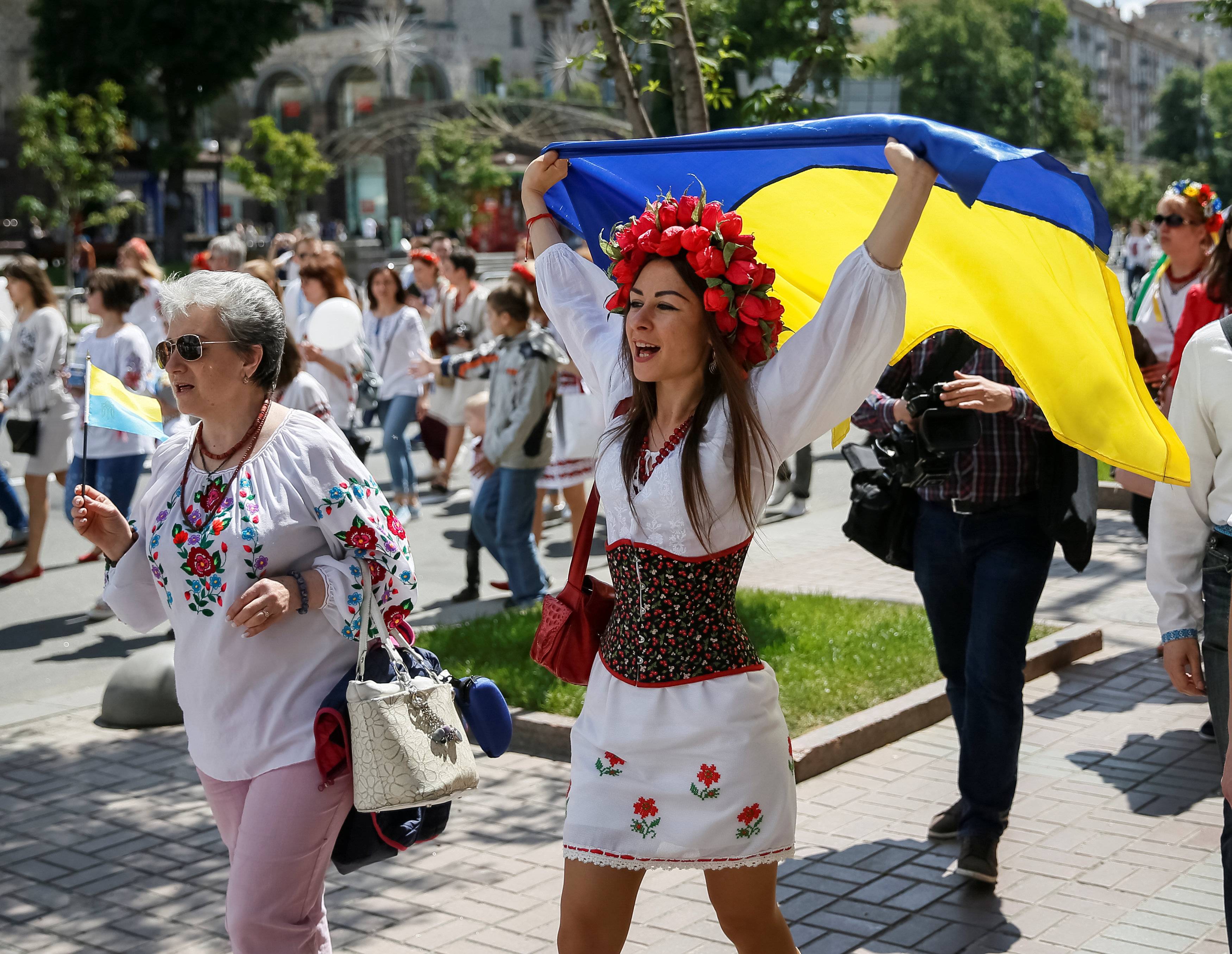 О чем говорят украинцы сегодня. Жители Западной Украины. Украинец в вышиванке. Украинцы в вышиванках. День вышиванки.