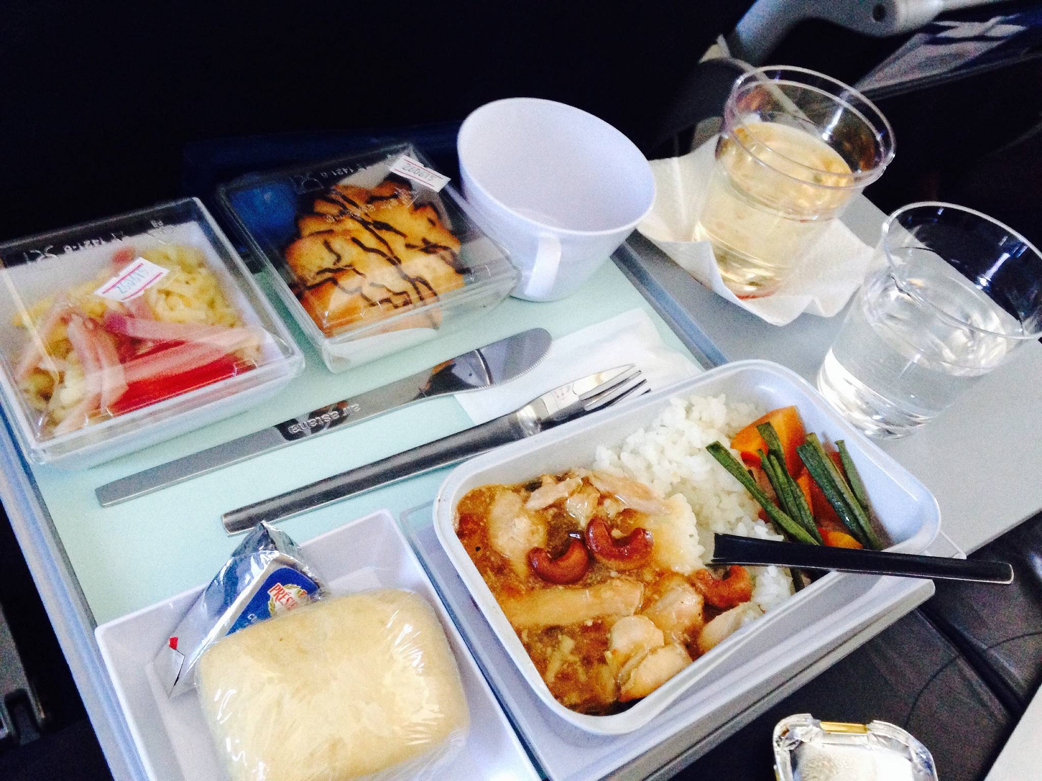 Питание для пассажиров: кормят ли в самолете Победа, и что можно взять с собой из еды и напитков