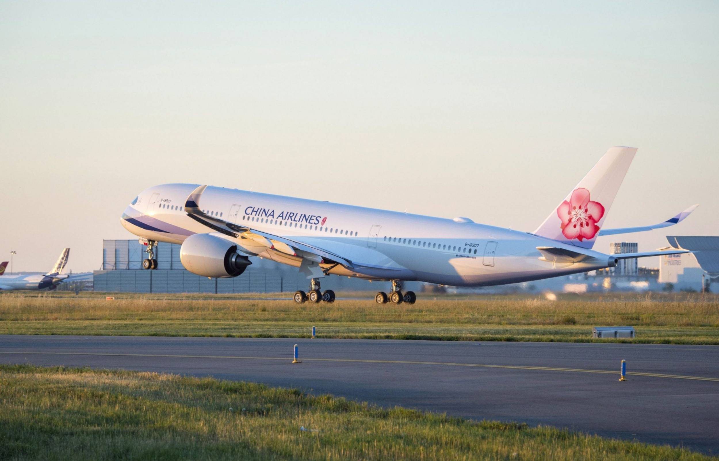 Китайские авиалинии. Эйрбас а300 China Airlines. China Airlines Airbus a300 авиакатастрофа. Чайна Эйрлайнс. Airbus a350 China Southern.