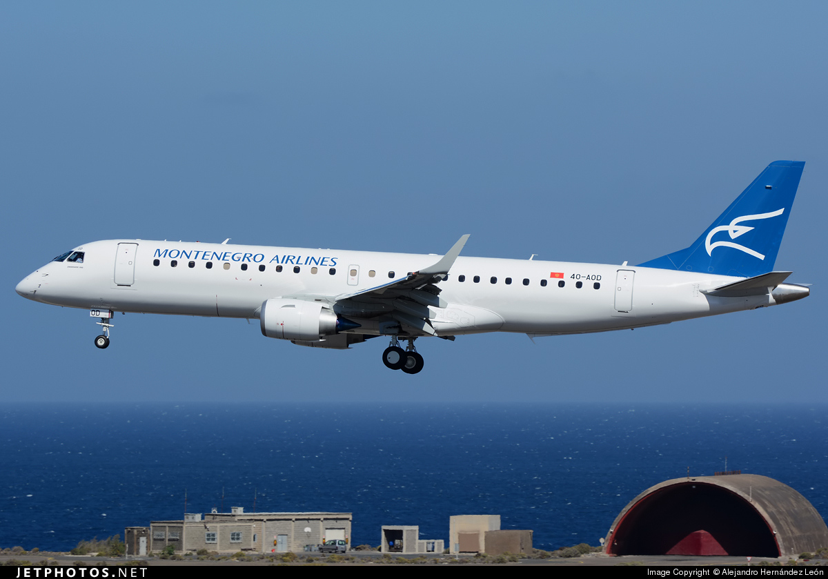 Air montenegro регистрация. Montenegro Airlines авиакомпания. Embraer 190. Embraer 195 Air Montenegro. Черногорские авиалинии.