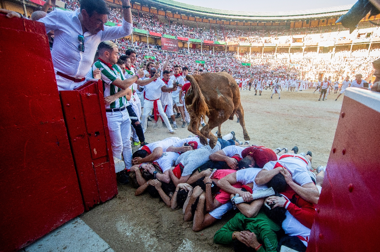 Как называется праздник в испании когда выпускают быков
