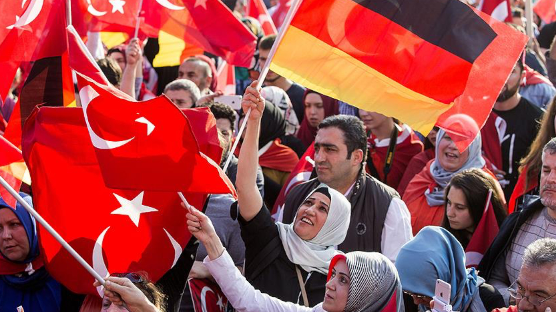 Много турков. Турецкий анклав в Германии. Турки в Германии. Жители Турции. Турция и Германия.