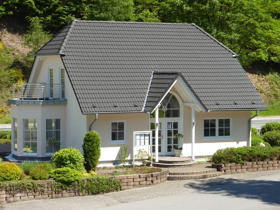 Купить новый немецкий. Немецкие Загородные дома. Крыши немецких домов. Частный дом в Германии. Домики в Германии.