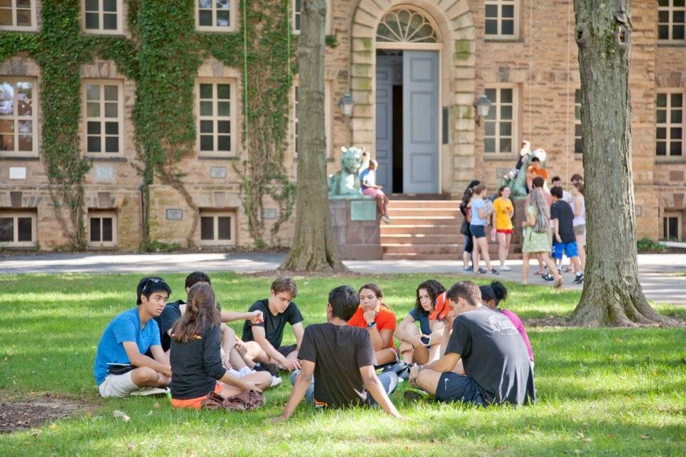 Ivy league universities. Гарвардский университет лига плюща. Гарвард Йель Принстон. Принстонский университет США общежития. Стэнфорд лига плюща.