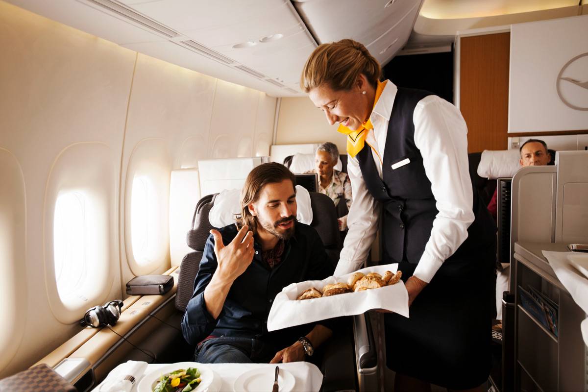 Люди на борту самолета. Самолет с пассажиром. Стюардесса бизнес-класса. Первый класс в самолете. Бизнес класс люди.