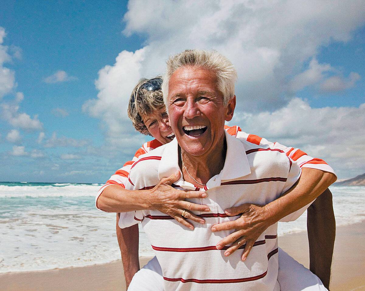 Пенсионное страхование поддержка. Счастливые пенсионеры. Пенсионеры в Испании. Пожилой мужчина. Испания пожилые люди.
