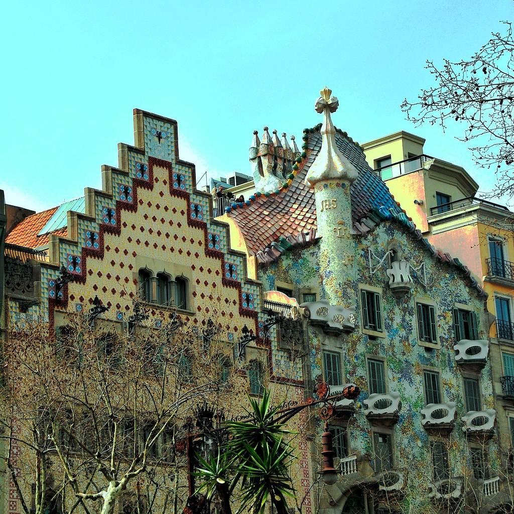 Дом бальо в барселоне (casa batllo) - самое дерзкое творение гауди