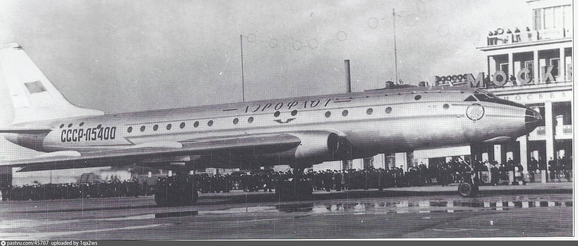 Первый реактивный пассажирский самолет. Ту-104 пассажирский самолёт. Самолет Туполева ту 104. Первый турбореактивный пассажирский лайнер ту-104. Ту-104 пассажирский самолёт СССР.