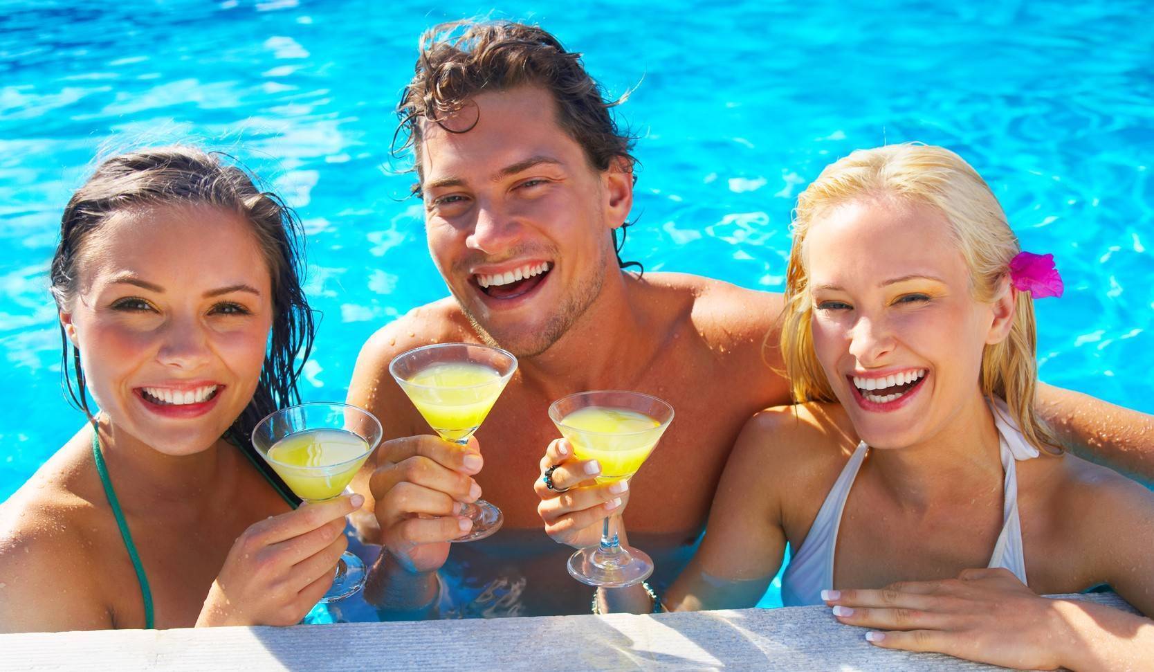 Можно просто отдохнуть. Пляжная вечеринка. Летняя вечеринка у бассейна. Фотосессия в бассейне. Люди отдыхают в отеле.
