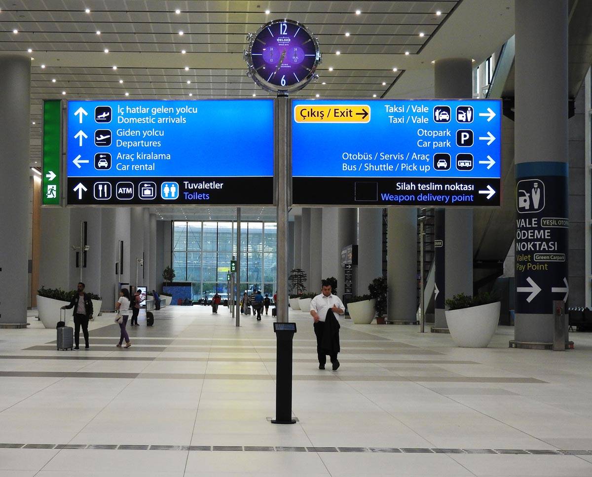 Табло турция стамбул. Аэропорт Ататюрк Стамбул 2020. Указатели в новом аэропорту Стамбула. Аэропорт Стамбула табло. Зал прилета Стамбул новый аэропорт.