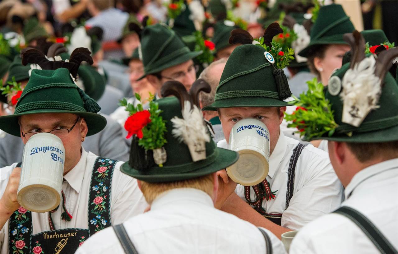 Октоберфест в германии ждет всех почитателей пенного веселья