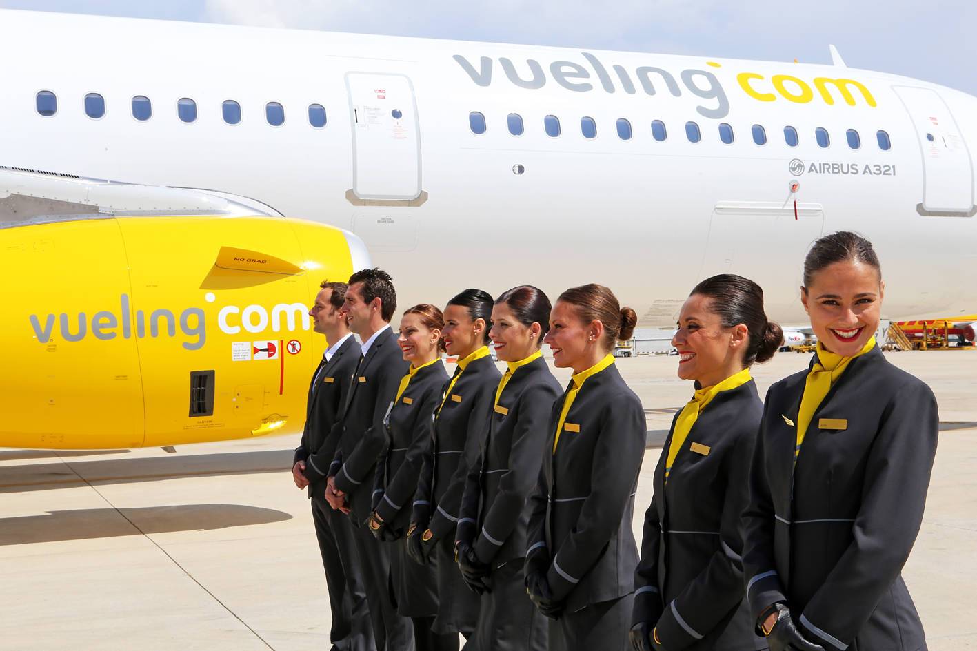 Включи авиакомпания. Vueling Airlines авиакомпания. Испанские авиалинии Vueling. Стюардессы. Бюджетная авиакомпания.