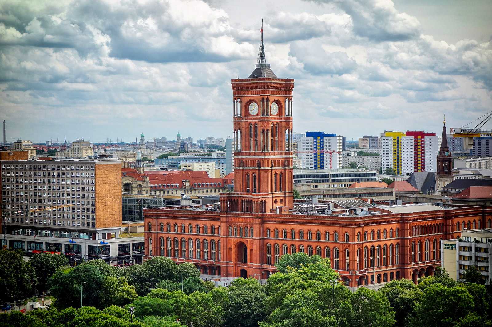 Красная ратуша в берлине – простота и величие резиденции бургомистра. фото